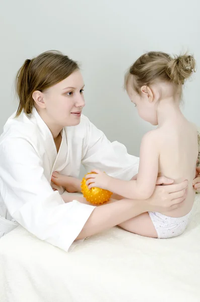 Терапевт делает детский массаж — стоковое фото