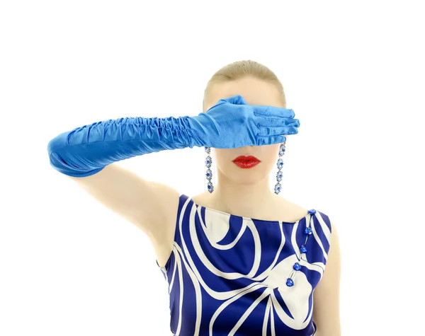 Mujer en estilo retro cubrir los ojos a mano. Aislado sobre fondo blanco . — Foto de Stock