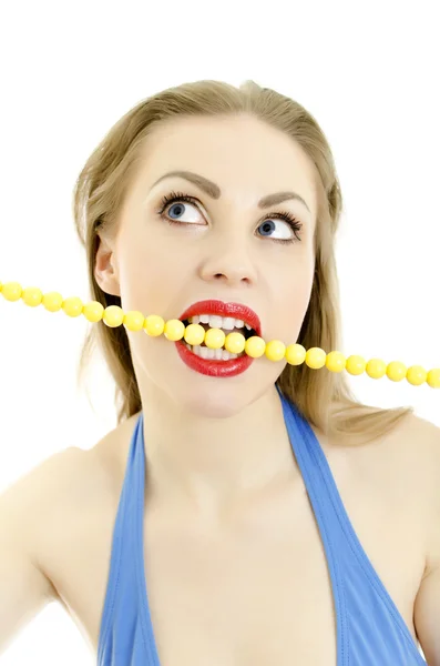 Närbild av kvinna med gult halsband i hennes mun. isolerad på vit. — Stockfoto
