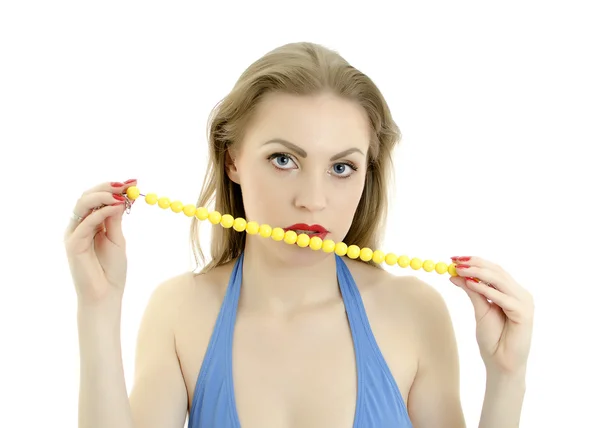 Close-up de mulher com colar amarelo na boca. Isolado em branco . — Fotografia de Stock