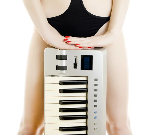 Parte del corpo Donna in costume da bagno nero con tastiera Piano. Isolato su bianco . — Foto Stock