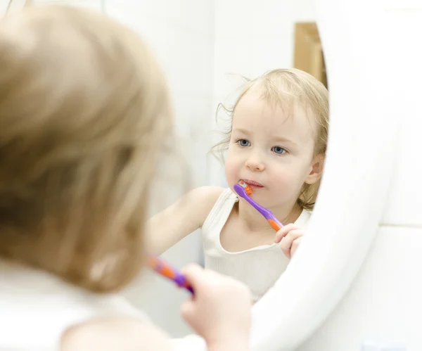 Petite fille brossant ses dents — Photo