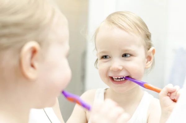 Menina escovar os dentes — Fotografia de Stock