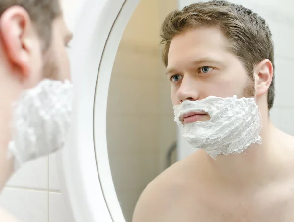 Człowiek przygotowuje się do golenia, piana na twarz — Zdjęcie stockowe
