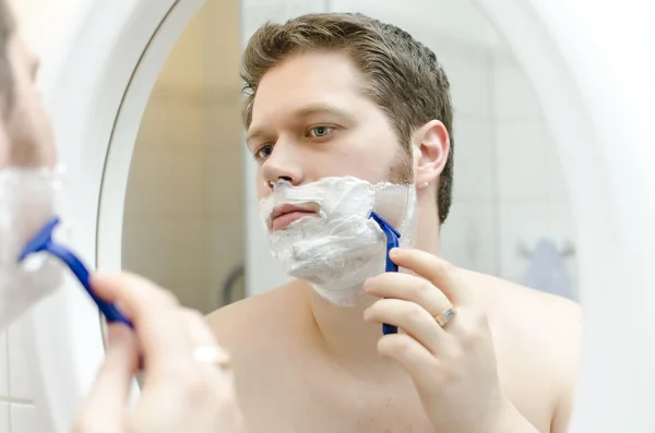 Людина для гоління . — стокове фото