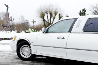 Beyaz limuzin, düğün çiçekleri ile araba parçası.