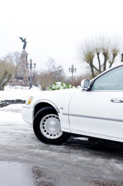 Beyaz limuzin, düğün çiçekleri ile araba parçası.