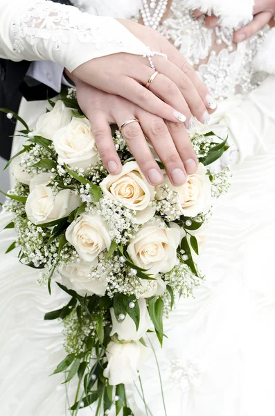 Bukiet kwiatów z rąk nowożeńcy — Zdjęcie stockowe