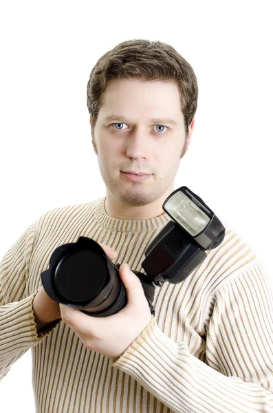 Fotoreporter che tiene la fotocamera con flash. Isolato su bianco . — Foto Stock