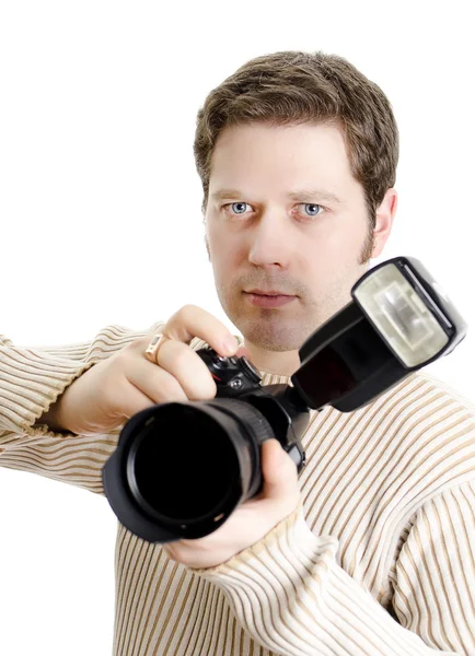 Fotoperiodista sosteniendo cámara con flash. Aislado sobre blanco . — Foto de Stock