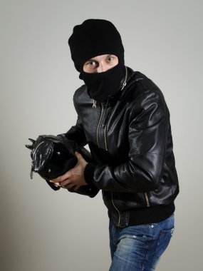bir çanta ile erkek hırsız portresi.