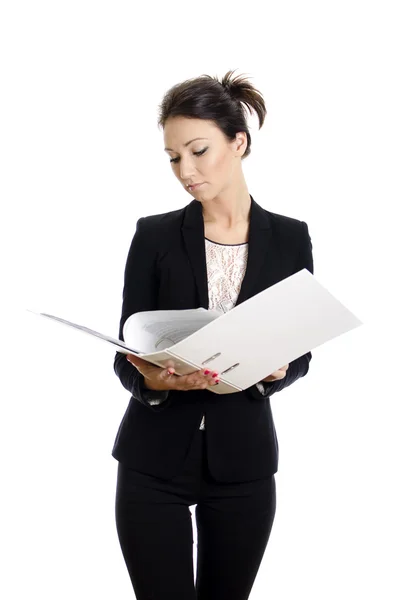 Mujer atractiva leyendo documentos. Aislado sobre blanco . — Foto de Stock