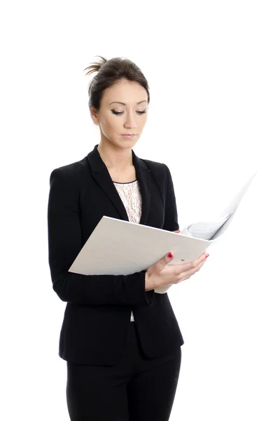 Mulher atraente a ler documentos. Isolado em branco . — Fotografia de Stock