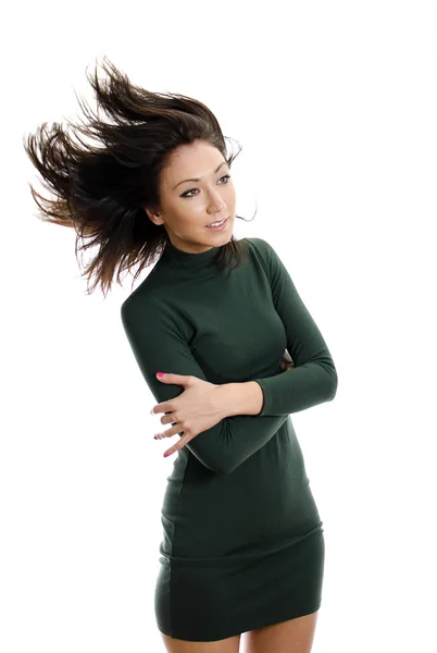 Model dalam gaun hijau melemparkan rambut panjang ke udara. Terisolasi di atas putih . — Stok Foto