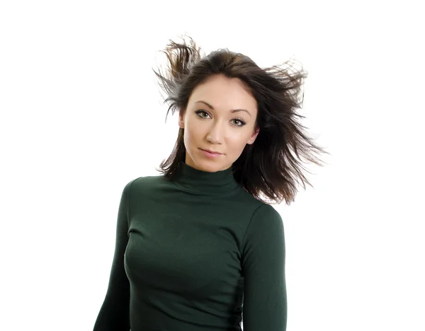Model in grünem Kleid, das lange Haare in die Luft schleudert. isoliert auf weiß. — Stockfoto