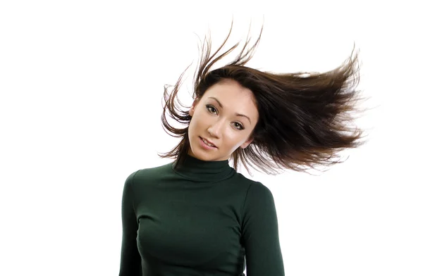 Modelo em vestido verde arremessando cabelos longos no ar. Isolado em branco . — Fotografia de Stock