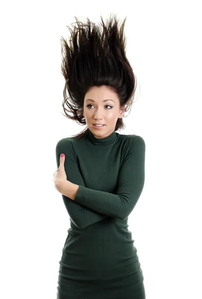 Model in grünem Kleid, das lange Haare in die Luft schleudert. isoliert auf weiß. — Stockfoto