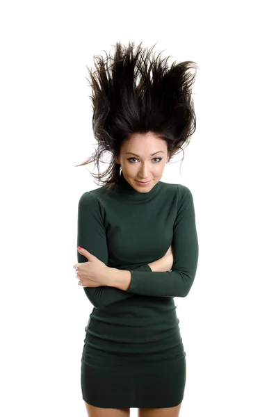 Model w zielonej sukni, rzucając długie włosy do powietrza. na białym tle. — Zdjęcie stockowe