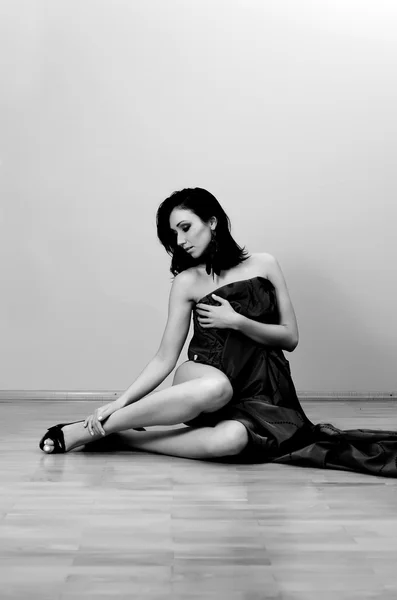 Mooi meisje in een doek gewikkeld. zwart / wit foto. — Stockfoto