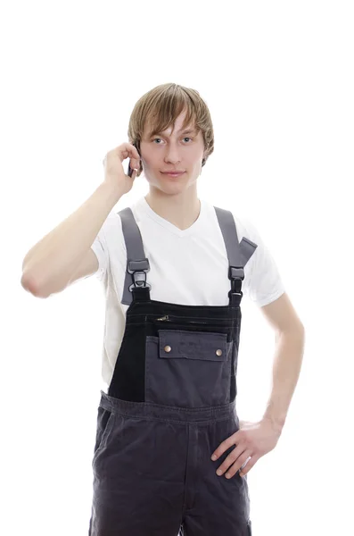 Jonge magazijnmedewerker bellen door mobile. geïsoleerd op witte achtergrond. — Stockfoto