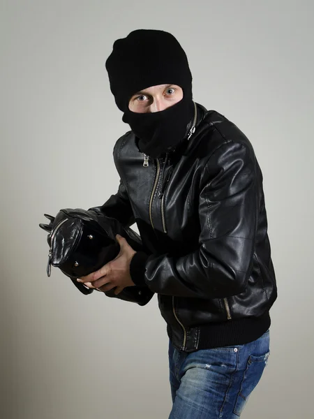 Portret van mannelijke inbreker met een handtas. — Stockfoto