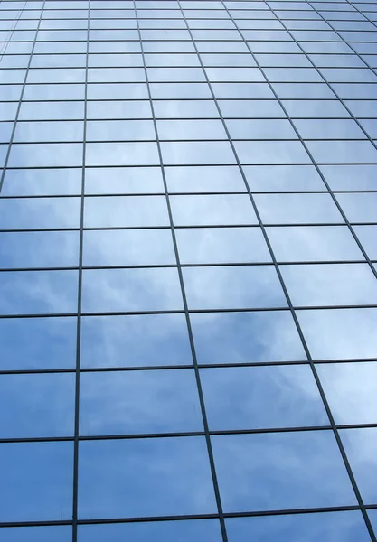 Moderno edificio per uffici con finestre quadrate blu . — Foto Stock
