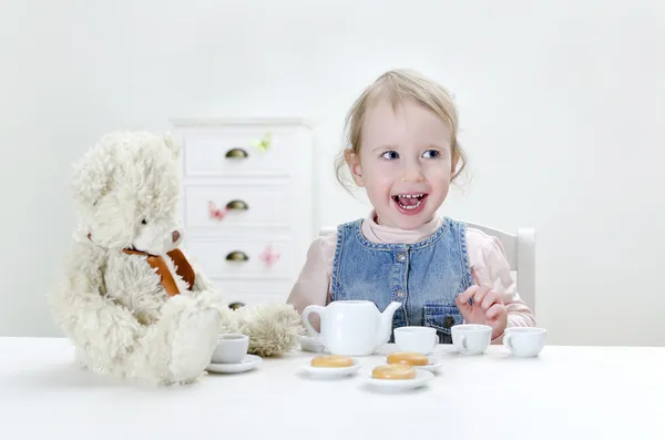 Beber té infantil con rosquillas . —  Fotos de Stock