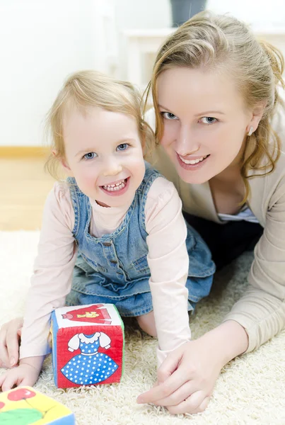 Madre e figlia che giocano nei cubi dei bambini — Foto Stock