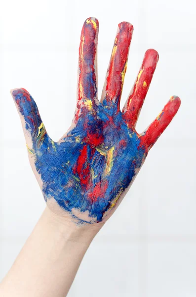Vrouw hand beschilderd met verschillende aquarellen — Stockfoto