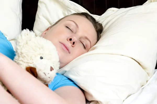 Молода дівчина заснула з плюшевим ведмедем — стокове фото