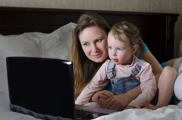 Счастливая семья смотрит мультфильм на ноутбуке — стоковое фото