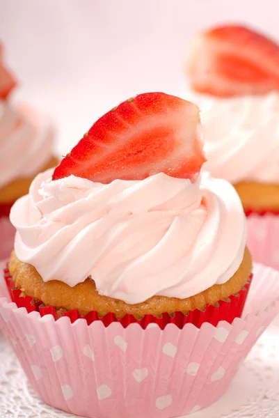 Vanilj cupcake med stawberry glasyr och strawberriy — Stockfoto