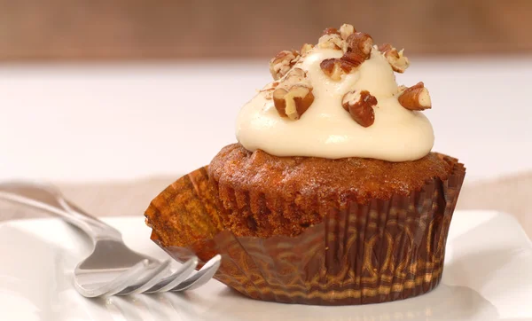 Heerlijke wortel taart cupcake met roomkaas frosting en moer — Stockfoto