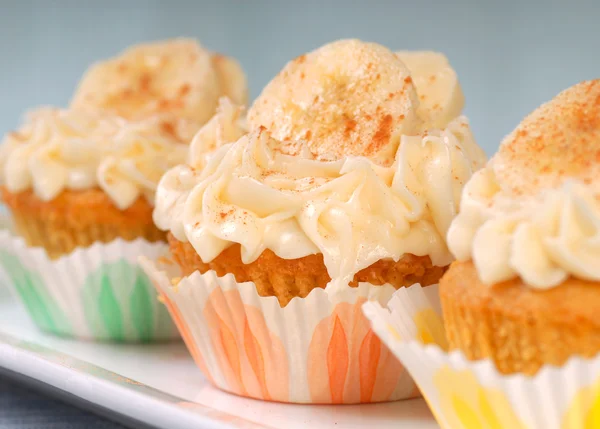 Vanilj cupcake med cream cheese frosting och skivade bananer — Stockfoto
