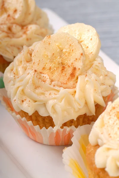 Vanille cupcake met roomkaas frosting en gesneden bananen — Stockfoto