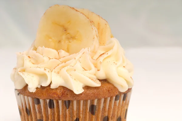 Bolo de baunilha com cobertura de queijo creme e bananas fatiadas — Fotografia de Stock