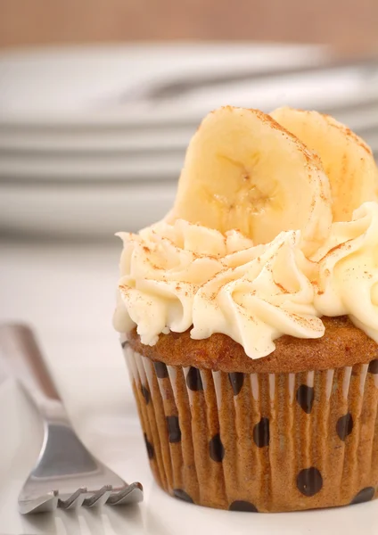 Vanilj cupcake med cream cheese frosting och skivade bananer — Stockfoto