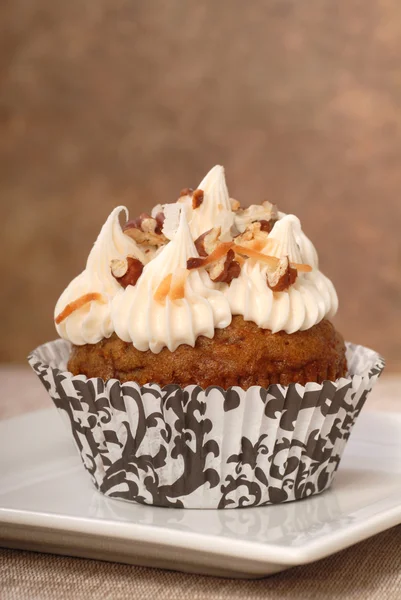 Delicious carrot cake cupcake with cream cheese frosting and nut — Stock Fotó