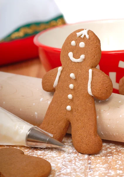 Making delicious gingerbread men — Stock Photo, Image