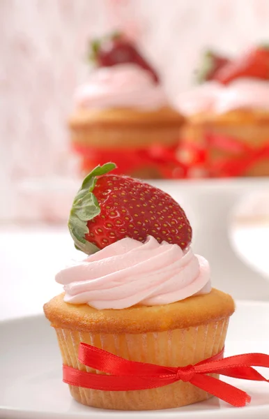 美味香草蛋糕有草莓糖霜 — 图库照片