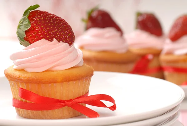 Delicious Vanilla cupcake with strawberry frosting — Stock Photo, Image