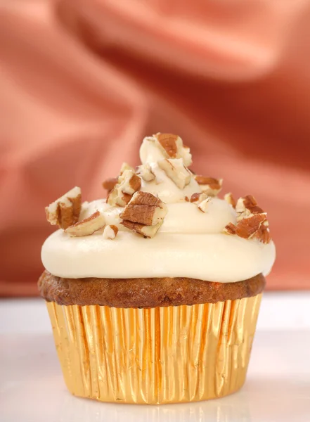 Delicioso cupcake de pastel de zanahoria con glaseado de queso crema y nuez — Foto de Stock