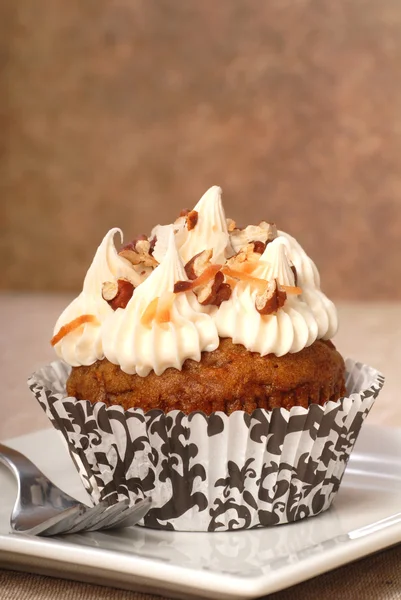 Bolo de bolo de cenoura delicioso com cobertura de queijo creme e noz — Fotografia de Stock