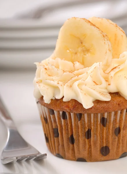 Läckra morot kaka cupcake med cream cheese frosting, skivad — Stockfoto
