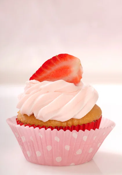 Vanilla cupcake with stawberry frosting and strawberry — Stock Photo, Image