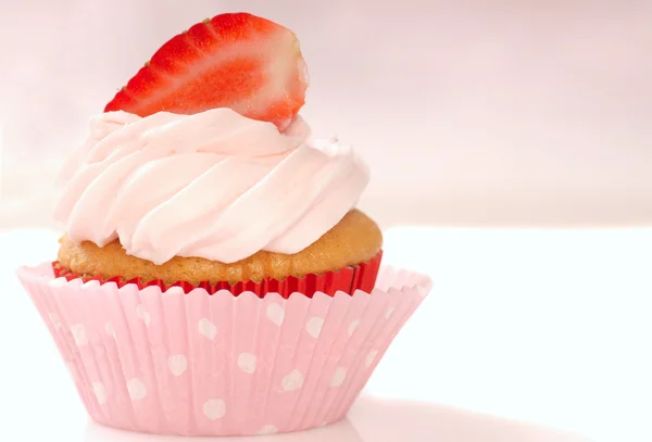 Vanilj cupcake med stawberry glasyr och strawberriy — Stockfoto