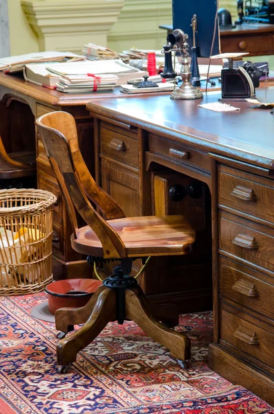 Старое кресло в офисе — стоковое фото