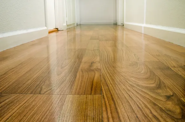 Piso de madeira no corredor — Fotografia de Stock