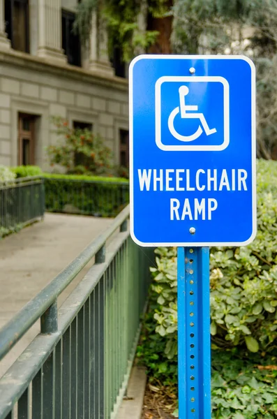 Señal de rampa de silla de ruedas — Foto de Stock