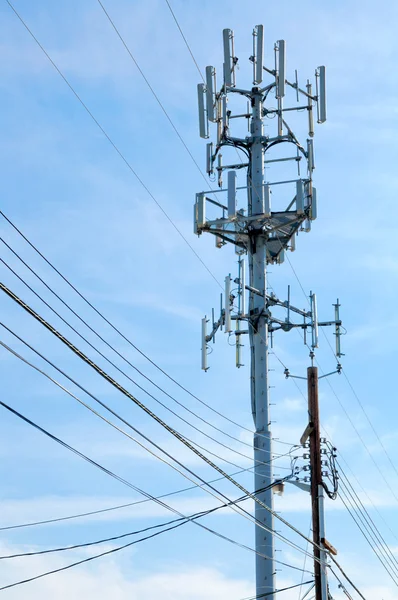 携帯電話の塔は青い空を背景に上昇します。 — ストック写真